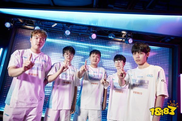 他的表现依 他的表现依